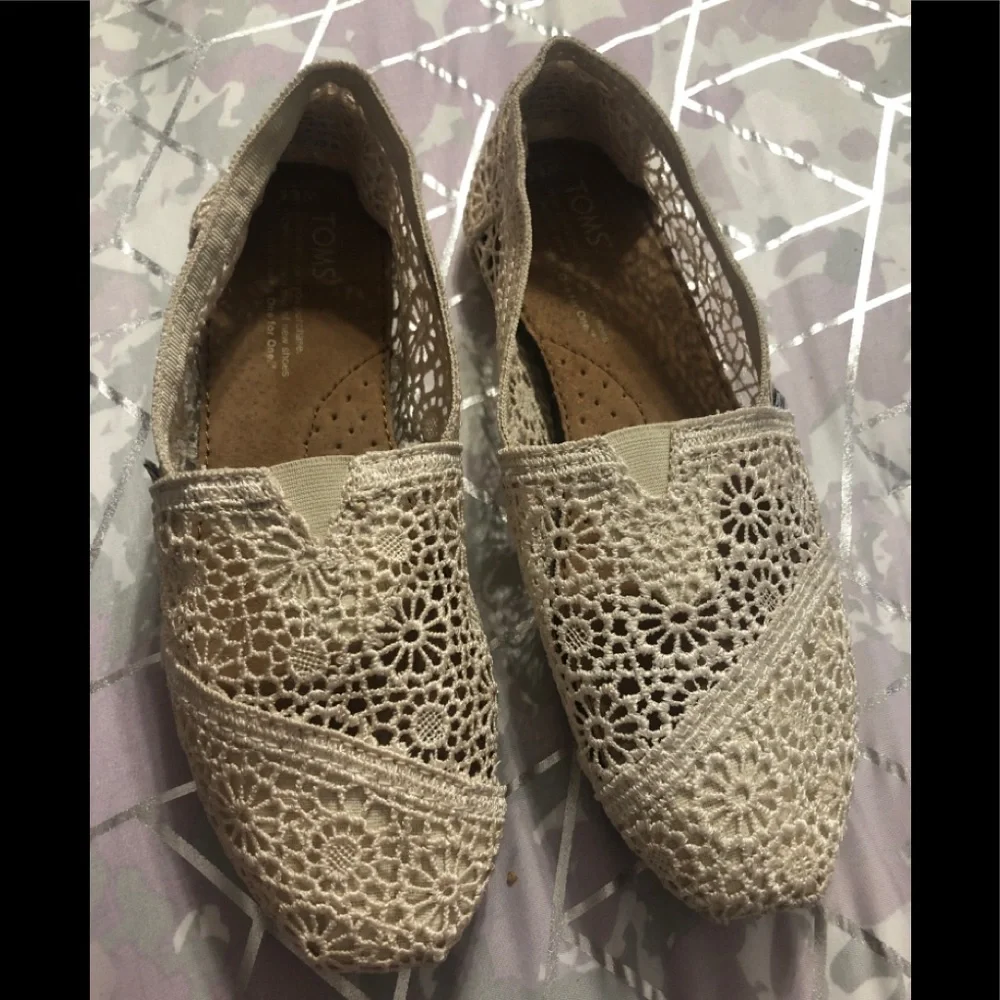 Toms ivory crocheted flats sz 6.5 - Picture 1 of 6